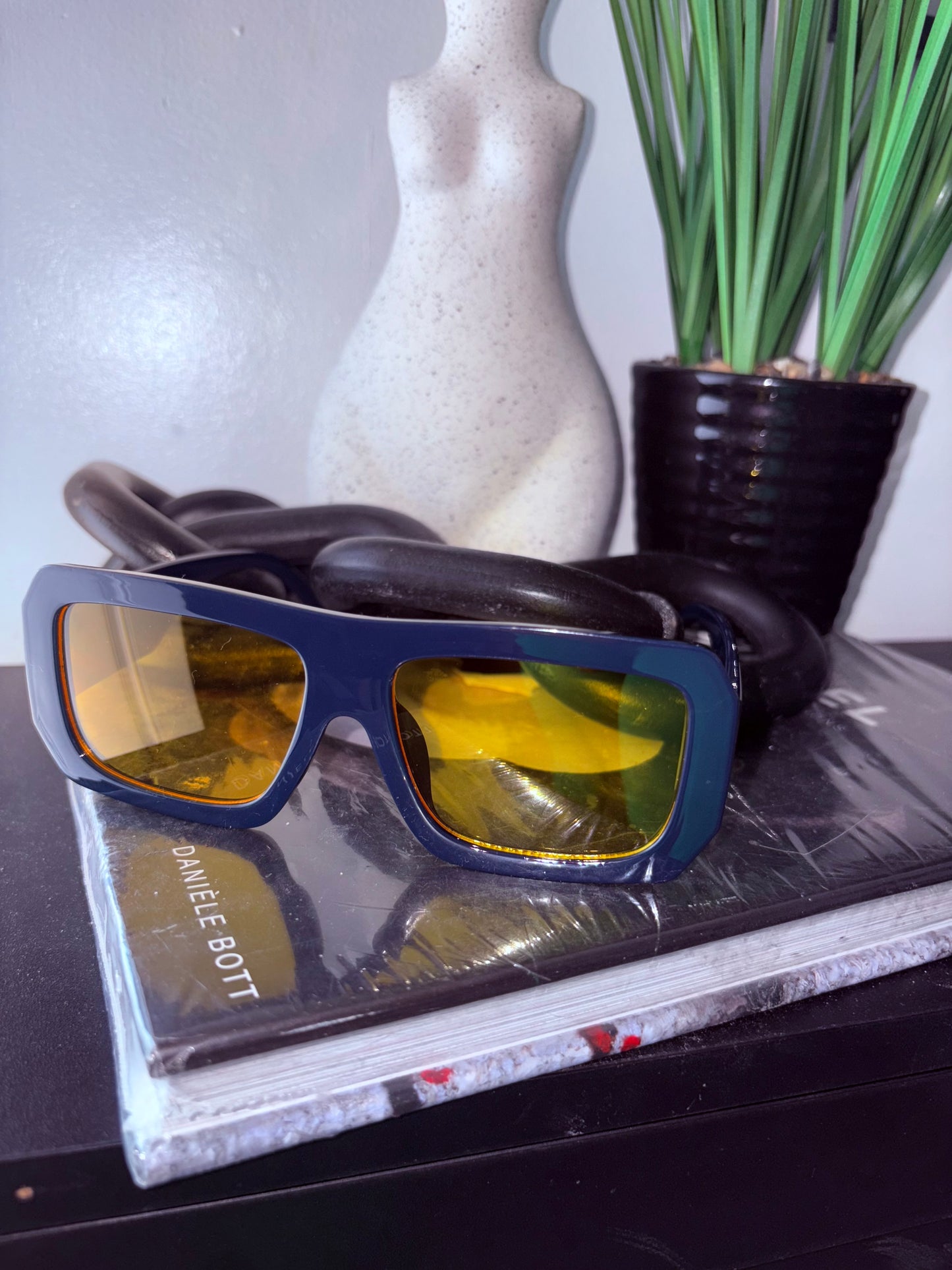Blue shades yellow lens